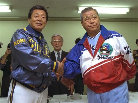 1995年、日本シリーズを前に、オリックス・仰木監督（左）と握手を交わすヤクルト監督時代の野村克也さん。（717）－プロ野球南海、ヤクルト