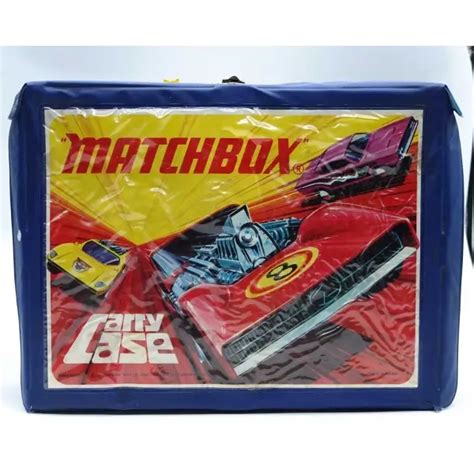 Matchbox marka özel koleksiyon çantası içerisinde 4 arabalık raf ve 23