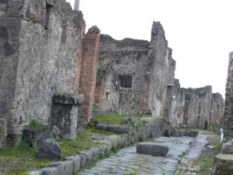 VII 7 22 Pompeii December 2005 Altar On South Side Of Vicolo Dei