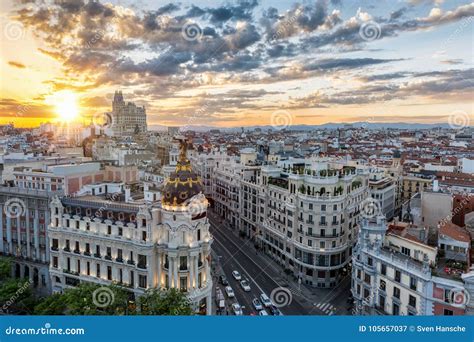 Die Skyline Von Madrid Spanien Stockbild Bild Von Gebäude Draussen