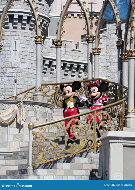 Mickey Et Minnie Chez Cinderella Castle Sur Le Royaume Magique Photo