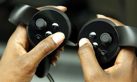 Oculus Touch Controllers Review: A Lighter and Better Touch Than Vive ...