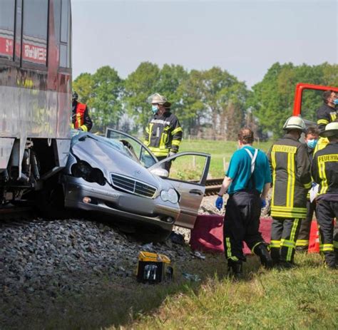 Zug erfasst Auto an Bahnübergang Drei Tote WELT