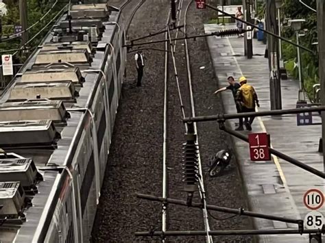 （自強號撞機車片）更新／機車闖入月台軌道遭自強號撞擊！ 騎士受傷送醫公共危險罪嫌究辦