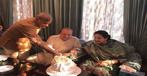 PM Nawaz Sharif Celebrates 46th Wedding Anniversary With Wife | Reviewit.pk