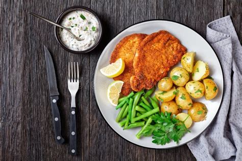 Duitse Pork Schnitzel Met Aardappel En Groene Bonen Stock Afbeelding