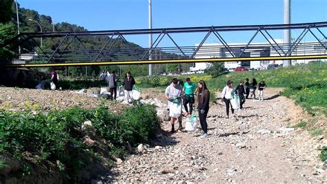 L Ins La Ferreria Neteja De Brossa La Riera De Sant Cugat Al Seu Pas