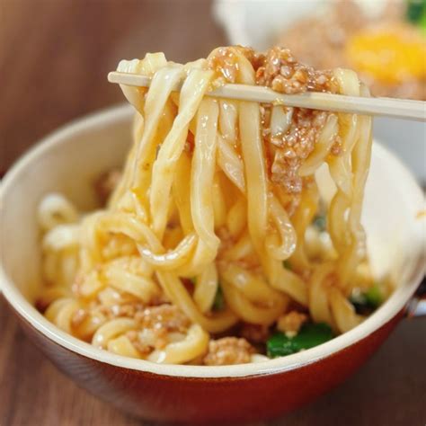 週末のランチにぴったり♪ にんにく生姜をきかせてガツンとうまい、ピリ辛豚そぼろ混ぜうどん！ ゆうき酒場