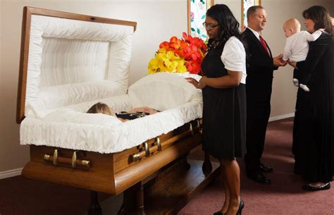 Understanding Open Casket Funerals Key Points To Consider Lovetoknow