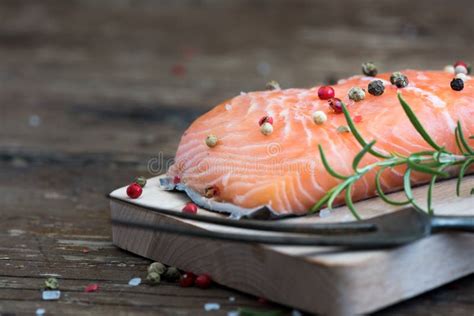 Filetto Di Pesce Di Color Salmone Crudo Con Le Erbe Fresche Immagine