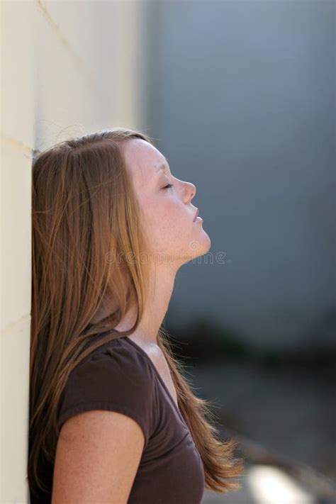 Muchacha Que Se Inclina Contra La Pared Foto De Archivo Imagen De