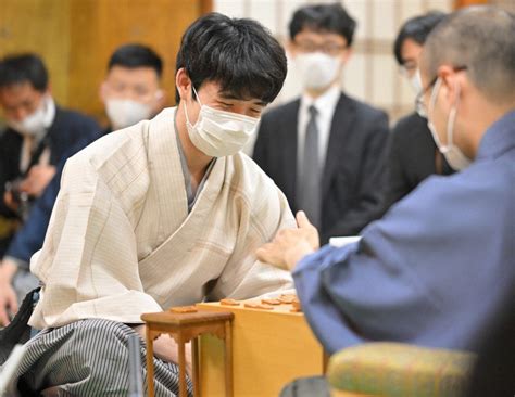 視野の広さ光った藤井が連勝 渡辺「中盤でポッキリ」 名人戦第2局 毎日新聞