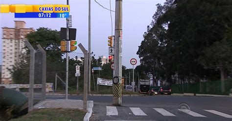 G Cal Ada Reduzida E Poste Fica No Meio De Rua De Porto Alegre