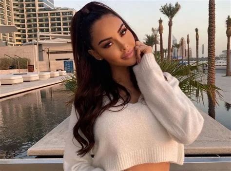 PHOTO Nabilla ce décolleté ultra plongeant qui rend dingue la Toile