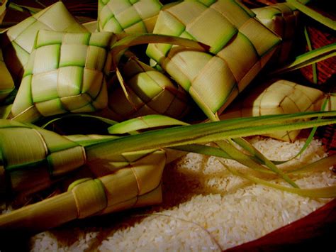 Tradisi Kuno Makan Ketupat Saat Lebaran Tangtingtung