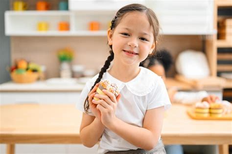 Meninas Crian As Felizes P O E Biscoitos Brincando Farinha E