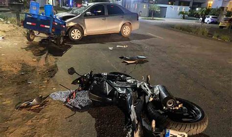 Motociclista fica em estado grave após batida de frente carro no