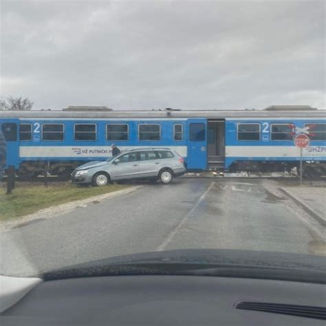 U Donjoj Stubici Putni Ki Vlak Naletio Na Automobil Jedna Osoba