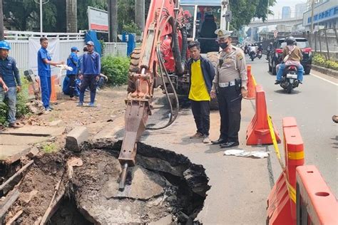 Jalan Ra Kartini Cilandak Amblas Karena Pipa Bocor Kini Ditangani Bina