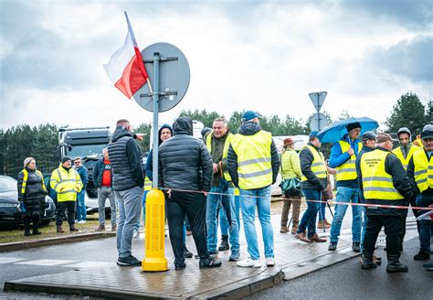 Protestuj Cych W Korczowej Wsparli Rolnicy Wyd U A Si Kolejka Tir W