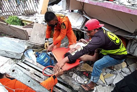 Un Terremoto En La Isla Indonesia De Célebes Deja 42 Muertos Y Varios Desaparecidos