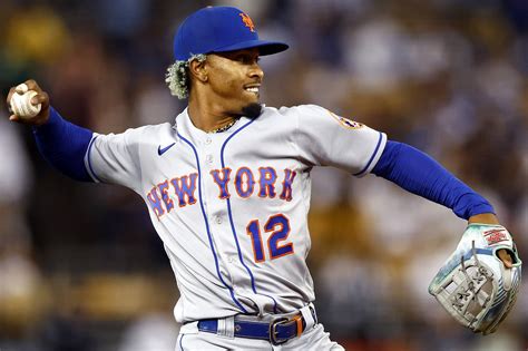 Francisco Lindor back in Mets lineup despite fractured finger