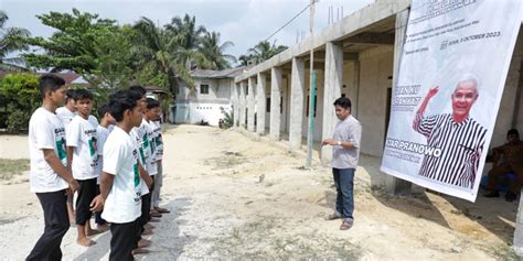 Santri Ganjar Gotong Royong Bangun Ruang Kelas Pada Ponpes Di Kampar