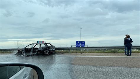 Carro Destru Do Pelas Chamas Na A Sa Da Da Ponte Vasco Da Gama