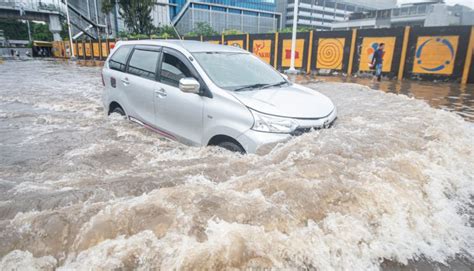 Toll In Jakarta Floods Landslides Reaches 43