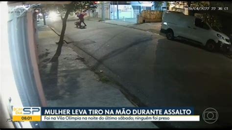 Vídeo Mulher é agredida coronhadas na cabeça e baleada na mão por