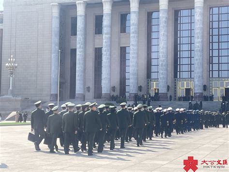 （有片）滿滿的安全感！解放軍和武警部隊代表團步入會場 內地 大公文匯網