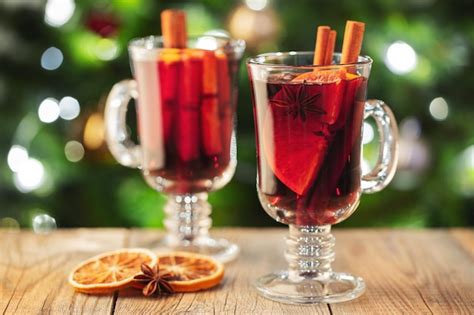 Zwei Gläser Weihnachtsglühwein oder Gluhwein mit Gewürzen und