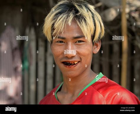 Jeune homme blonde Banque de photographies et dimages à haute résolution Alamy