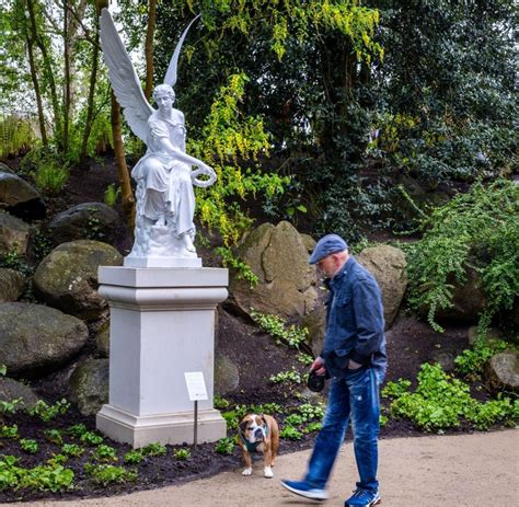 Kranzwerfende Viktoria Im Schweriner Burggarten Zu Sehen Welt