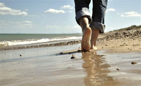 Andar En La Playa Descalzo O Con Que Calzado