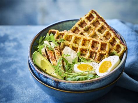 Bloemkoolwafels Met Gegrilde Kippenreepjes Avocado En Ei Libelle Lekker