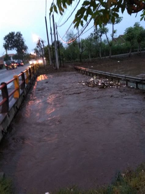 Hujan Deras Mengguyur Pasuruan Sejumlah Sungai Meluap Kumparan