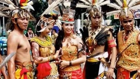 Mengenal Suku Dayak Di Kalimantan Sejarah Adat Istiadat Dan Keunikannya