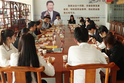 我校举办校领导与学生交流午餐会