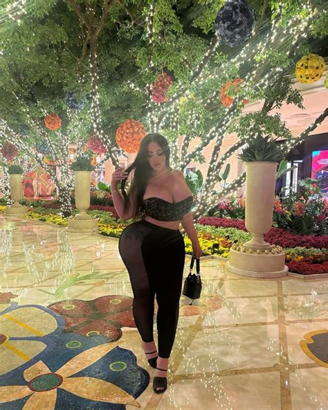 Curvy Land | Follow @kayleighmariet Credit @style_byanna "#plus #model