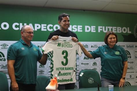 VÍDEO Chapecoense apresenta o zagueiro Victor Ramos ClicRDC