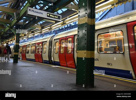 London Underground train in the station Stock Photo - Alamy