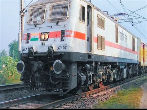 Indian Railway News Urinating In Sampark Kranti Train By Railway