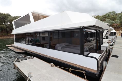 Units - Eildon Houseboat Sales