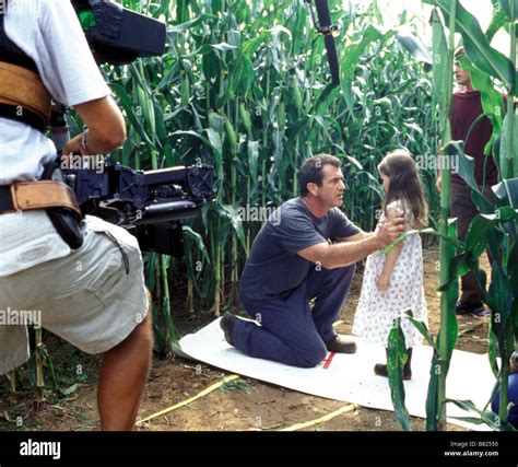 Signes Signs Year 2002 Usa Mel Gibson On The Set Tournage Director