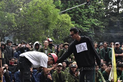 Galeri Foto Bandung Lautan Aksi Membara Tuntut Cabut UU Cipta Kerja