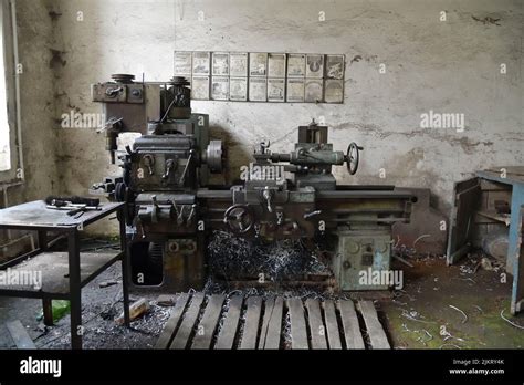 Alte sowjetische Drehmaschine in der Fabrik Drehmaschine für