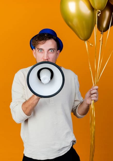 Impresionado Joven Guapo Partido Eslavo Con Sombrero De Fiesta