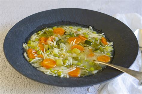 Sopa de fideos con verduras deliciosa y sencilla para combatir el frío