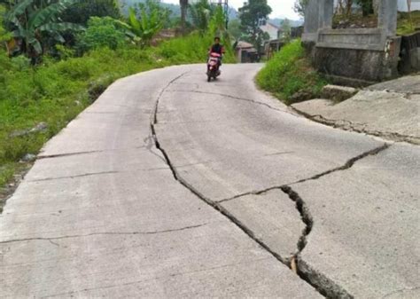 Belum Genap Setahun Usai Dibangun Jalan Beton Di Cigudeg Bogor Ambles